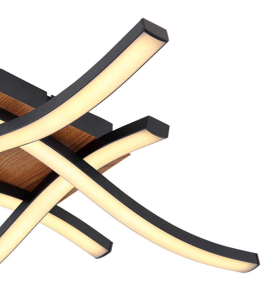Gros plan sur la finition noire et le diffuseur chaud des bras courbés du luminaire