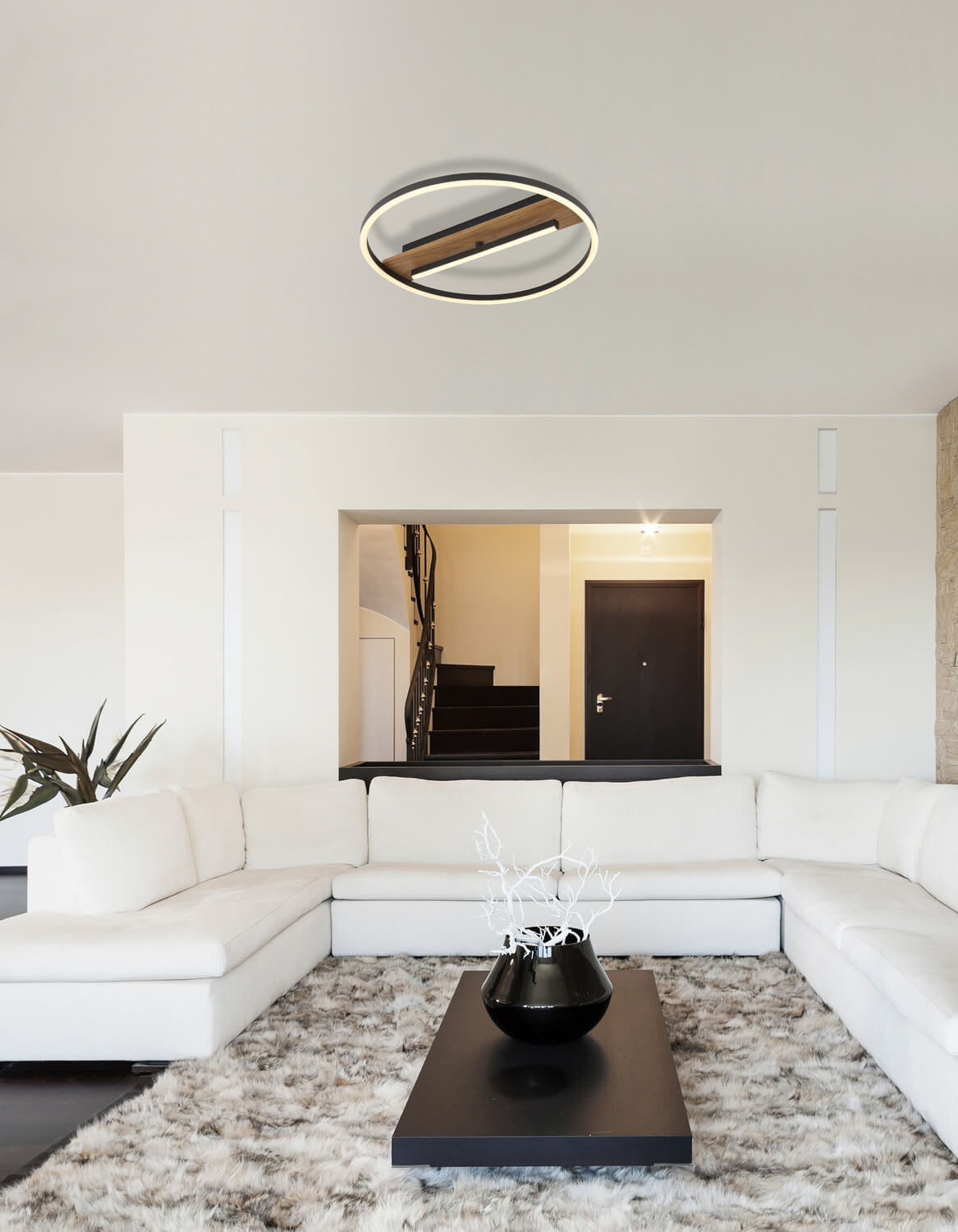 Mise en ambiance du plafonnier allumé au plafond d'un salon blanc