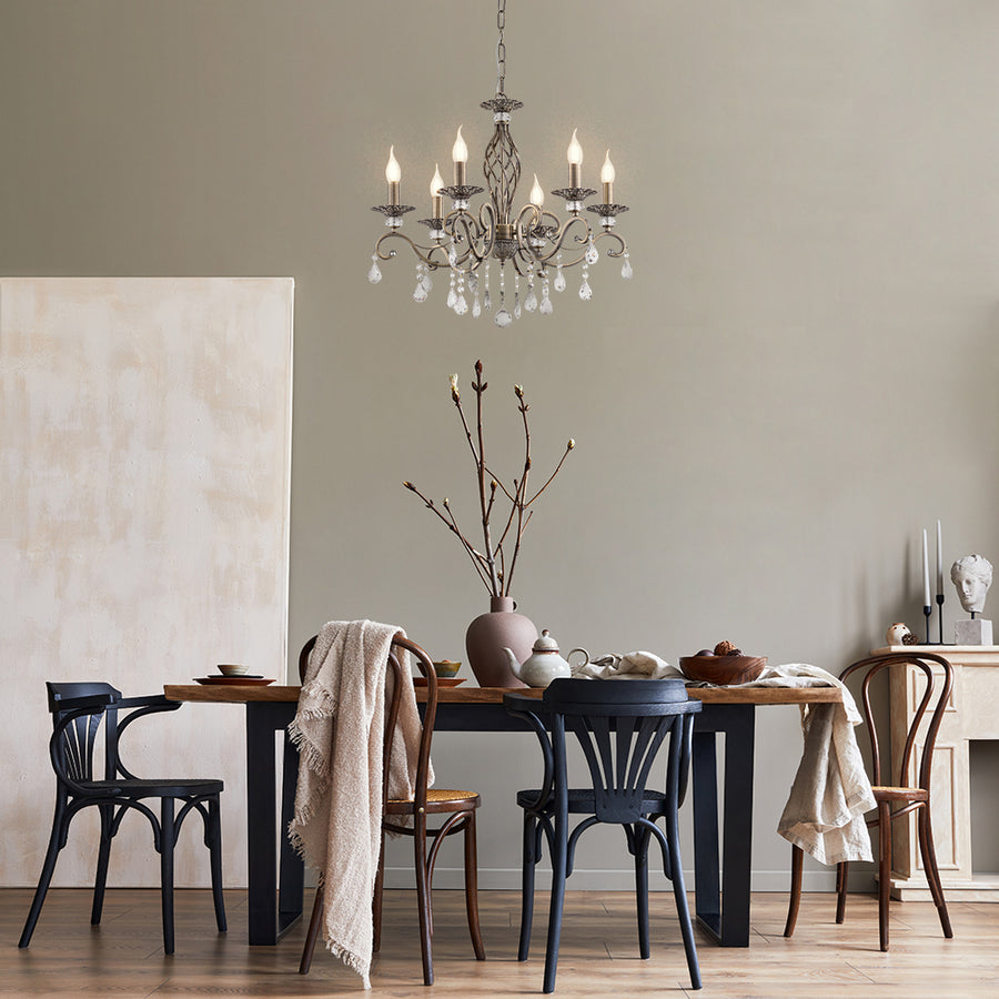 Lustre suspendu au-dessus d'une table en bois dans une salle à manger