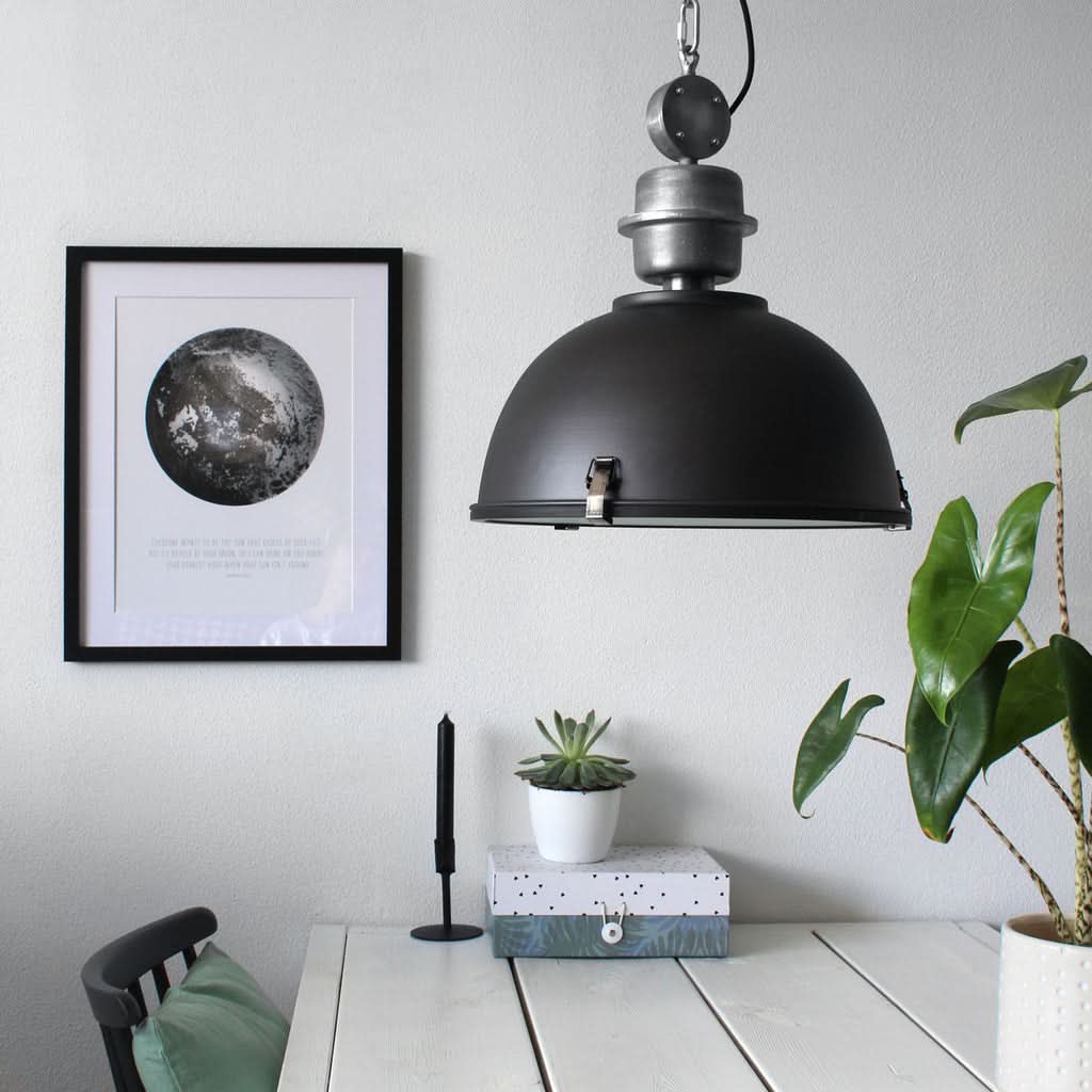 Suspension métal noir industriel Bikkel Ø 42 cm au-dessus d'un bureau
