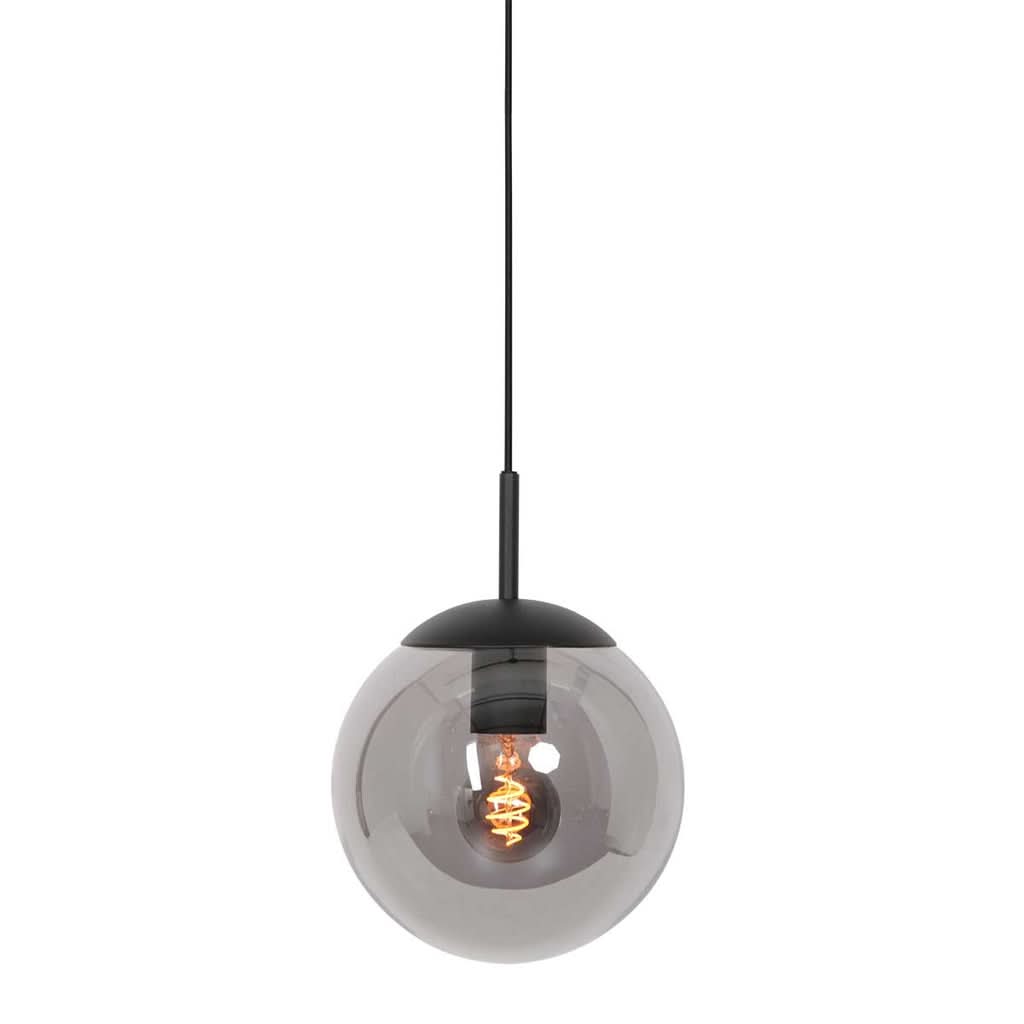 Suspension globe noir Bollique en verre fumé allumée au-dessus d'un meuble
