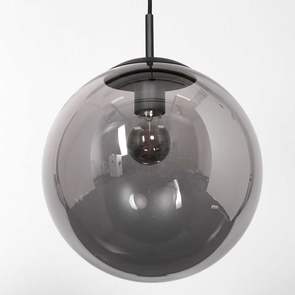 Globe en verre fumé noir Ø 20 cm avec ampoule E27 à filament allumée