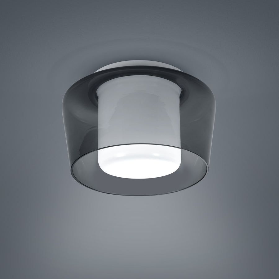 Détail de la finition montrant le double abat-jour en verre et la lumière allumée