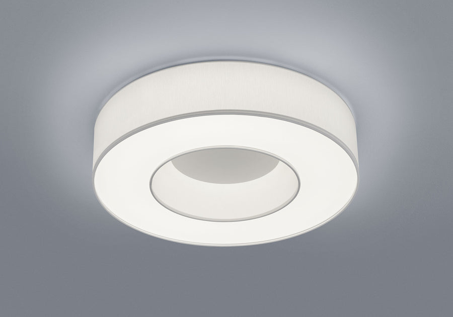 Vue rapprochée du plafonnier blanc montrant le diffuseur cylindrique et l'anneau central.