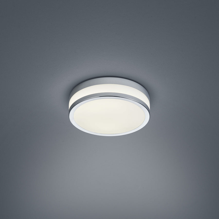 Vue de face du plafonnier rond, cerclage chromé et diffuseur blanc lumineux