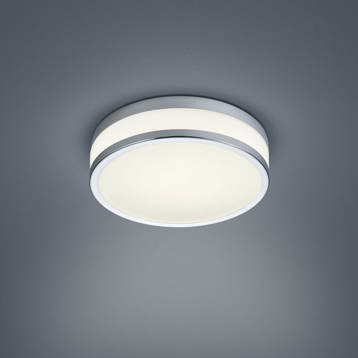 Plafonnier rond en métal chromé et diffuseur blanc opale, vu de face