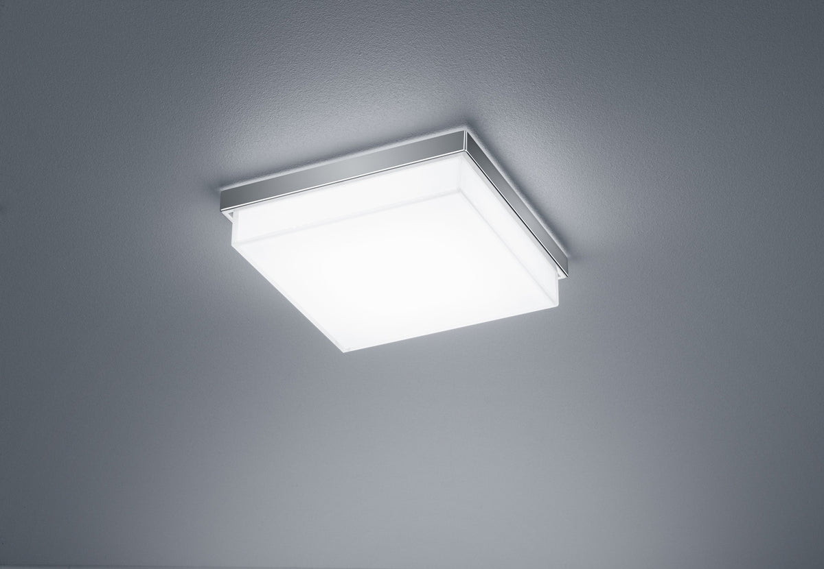 Vue rapprochée du plafonnier carré, cadre nickel et diffuseur blanc lumineux