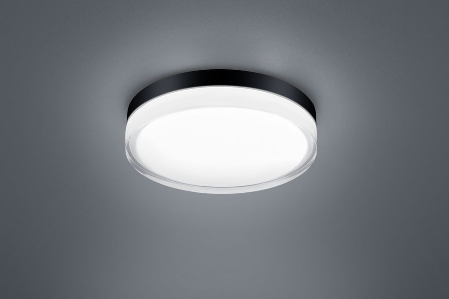 Détail du cerclage noir et du diffuseur blanc du plafonnier rond.