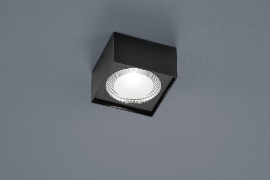 Gros plan sur le verre strié et la lumière du plafonnier noir