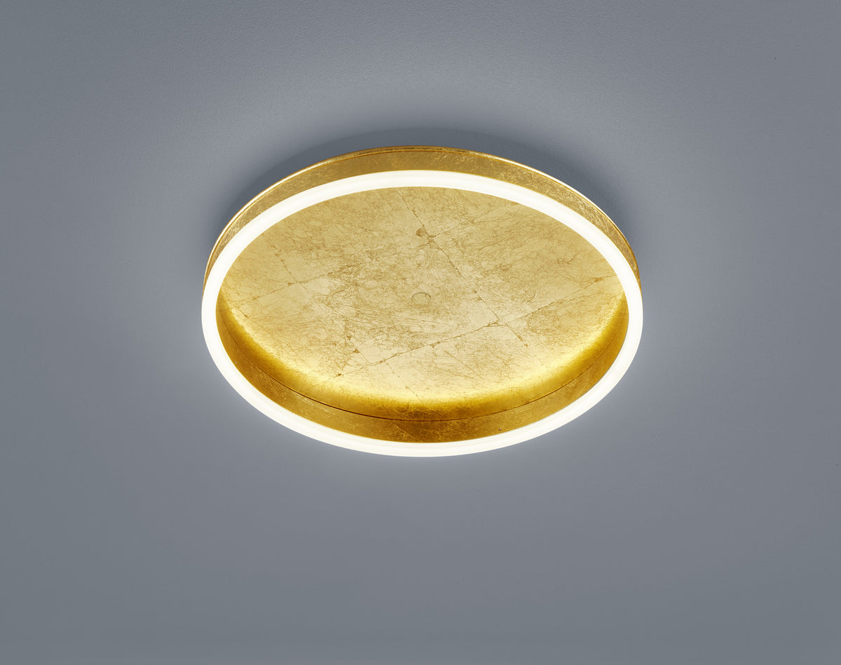Vue de face du plafonnier doré rond avec anneau lumineux allumé