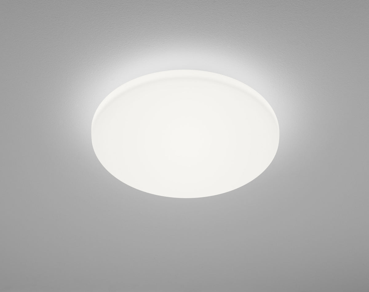 Vue de face du luminaire éclairé, disque blanc diffusant une lumière uniforme