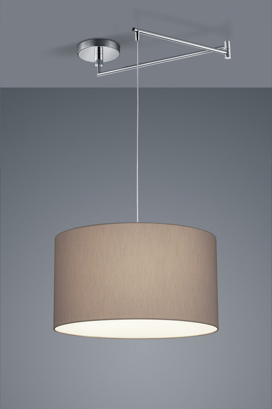 Détail du bras chromé et de la fixation au plafond, abat-jour beige.