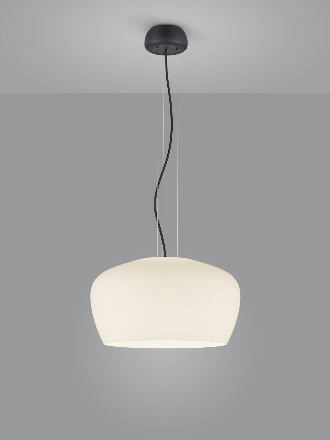 Vue de face du luminaire suspendu, abat-jour blanc arrondi et suspension fine.