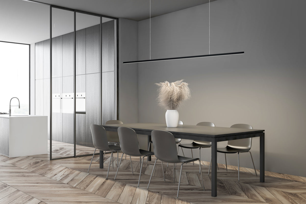 Mise en ambiance au-dessus d'une table à manger dans une cuisine contemporaine.