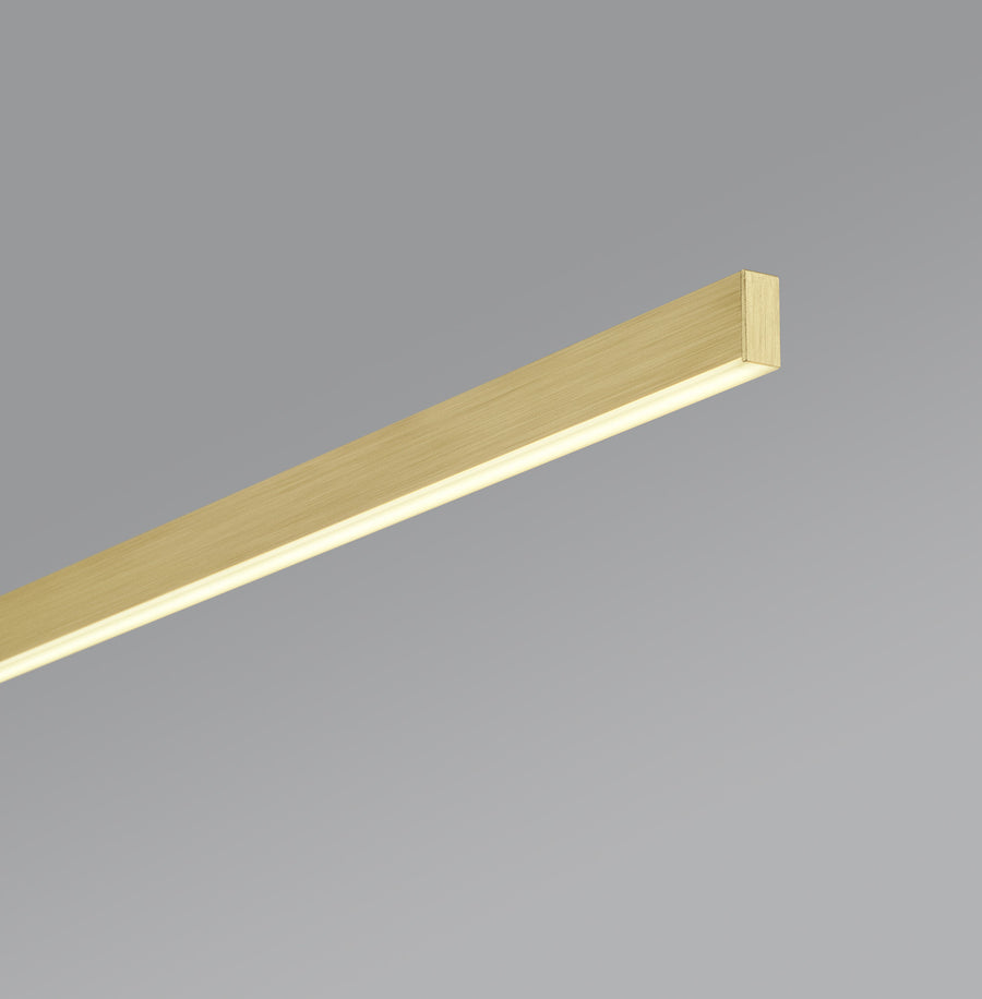 Détail de la finition dorée brossée et du ruban LED du luminaire.