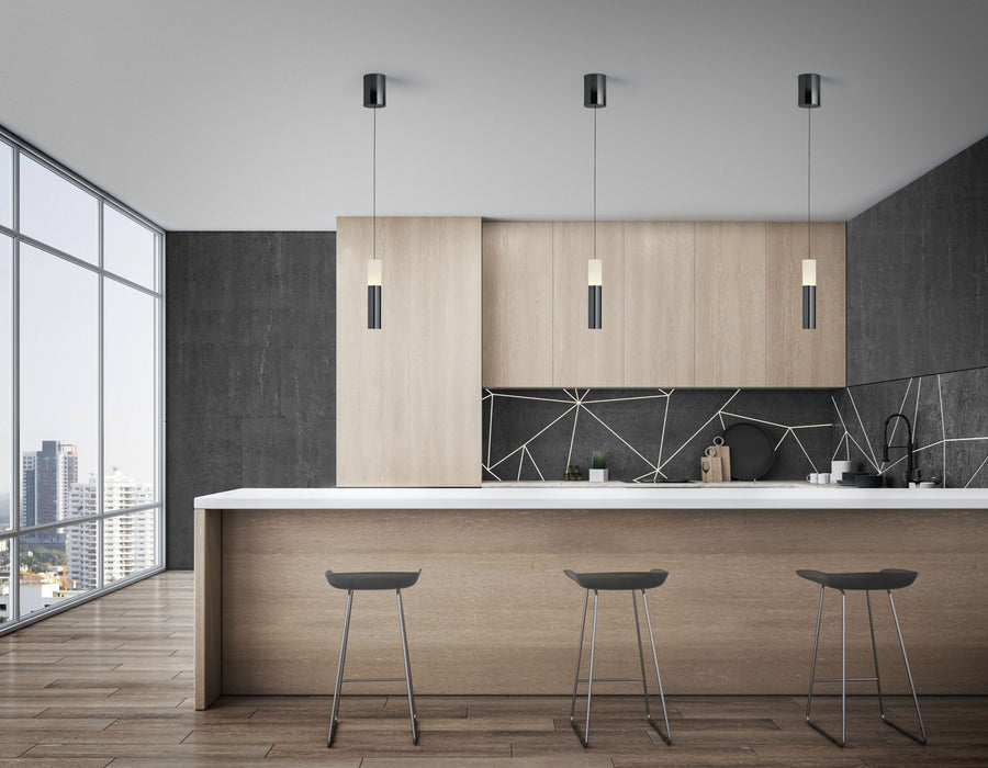 Cuisine contemporaine avec trois suspensions cylindriques noires et chromées au-dessus de l'îlot central