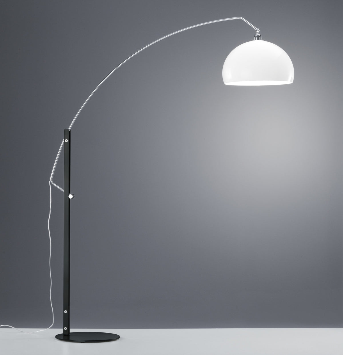 Lampadaire à arc noir, abat-jour dôme blanc, vue de face sur fond gris