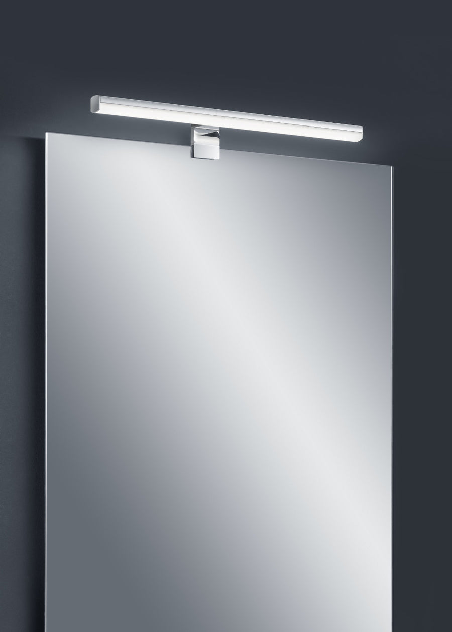 Détail du tube lumineux blanc et de sa fixation chromée sur fond sombre