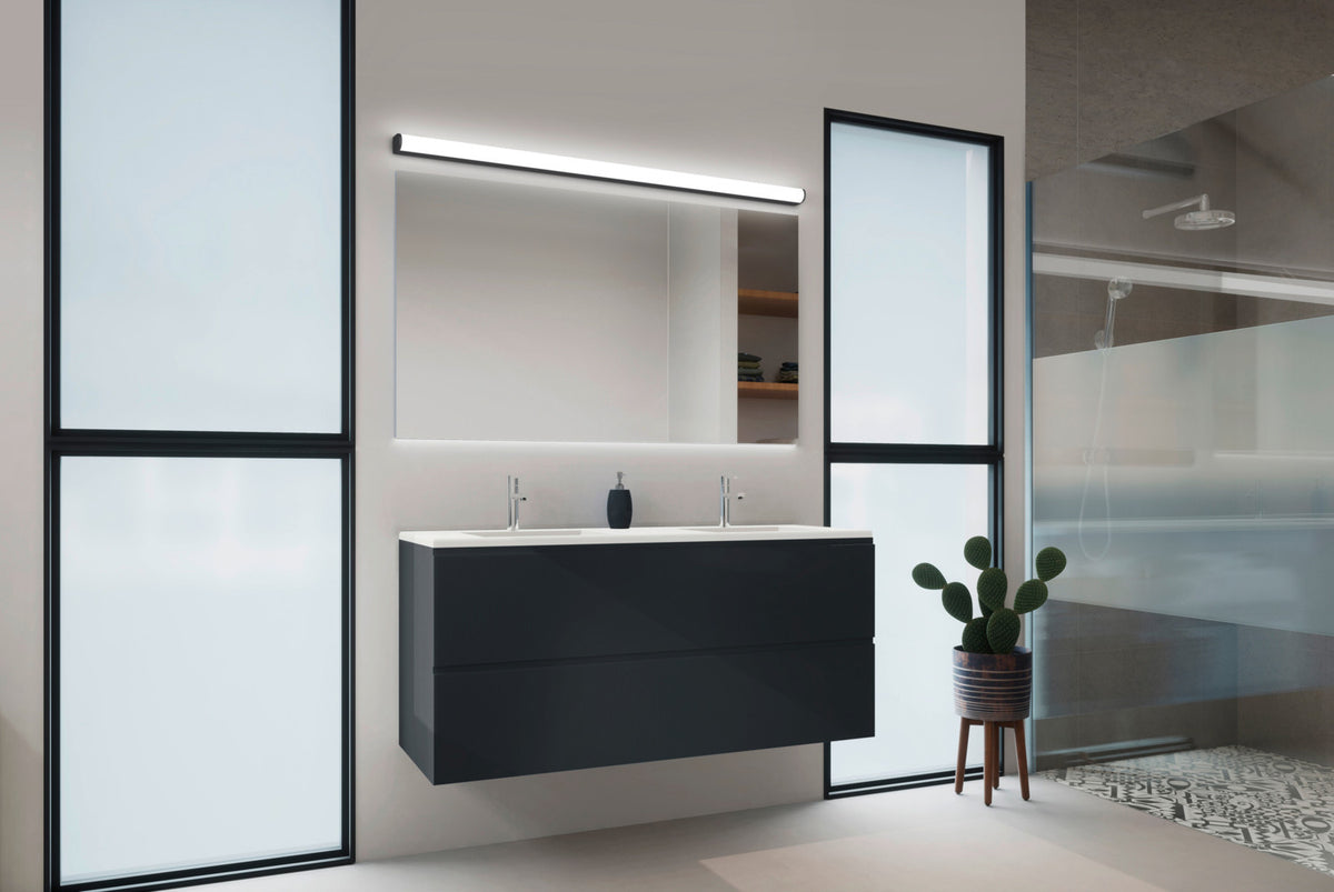 Mise en ambiance salle de bain, applique linéaire horizontale au-dessus d'un miroir et vasque.