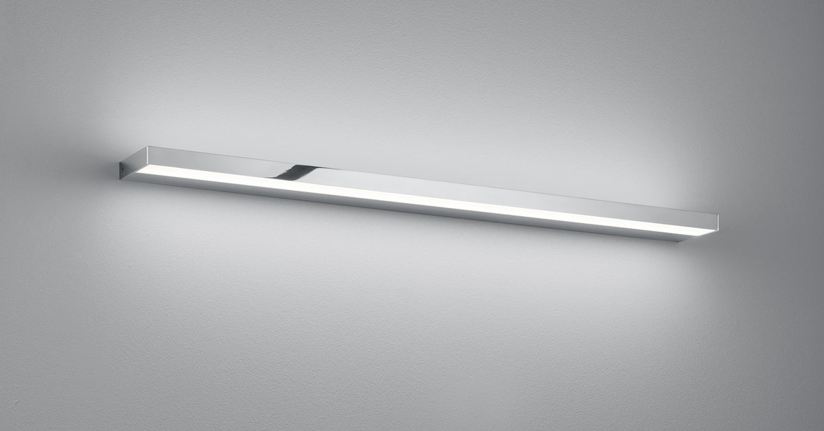Vue rapprochée du profil chromé et de la bande lumineuse LED allumée