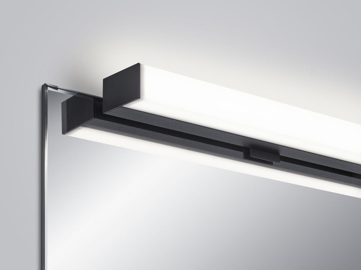 Gros plan sur la fixation noire et le diffuseur blanc du luminaire linéaire