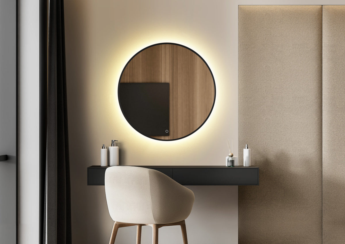 Vue rapprochée du miroir mural allumé, halo lumineux et reflet du papier peint