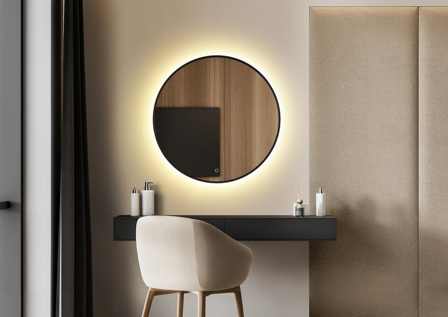 Vue rapprochée du miroir mural allumé, halo lumineux et reflet du papier peint