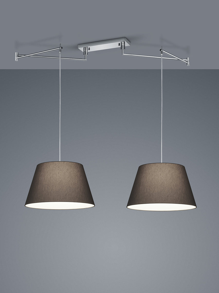 Vue rapprochée de la suspension deux lumières, structure chromée et abat-jours coniques en tissu.
