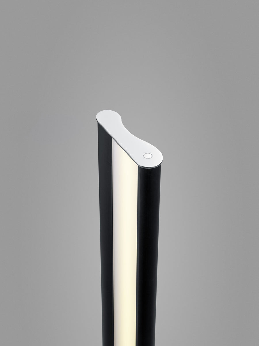 Détail du sommet du lampadaire noir, bouton tactile et diffuseur lumineux blanc.