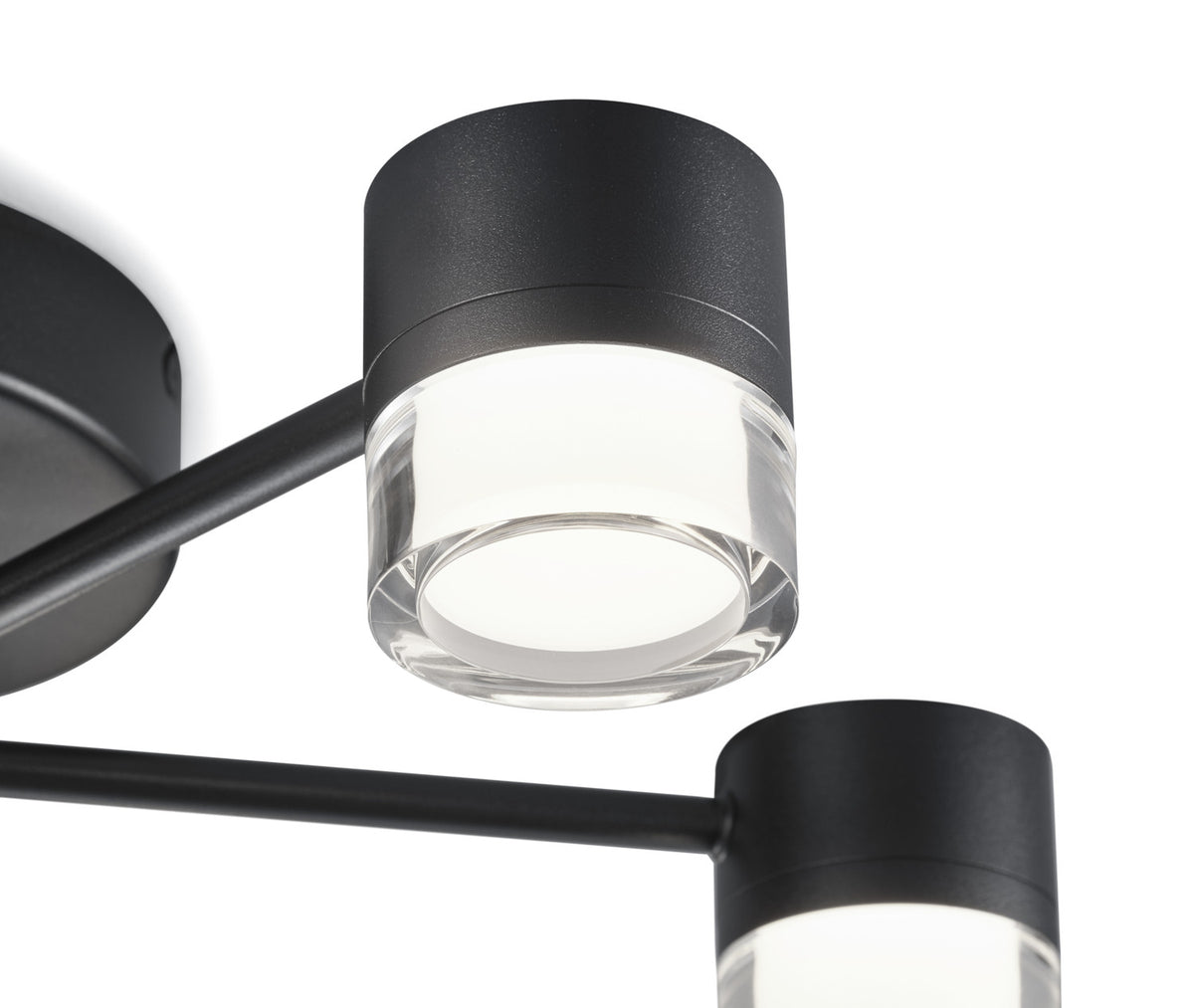 Gros plan sur un diffuseur en verre et la finition noire mate du bras