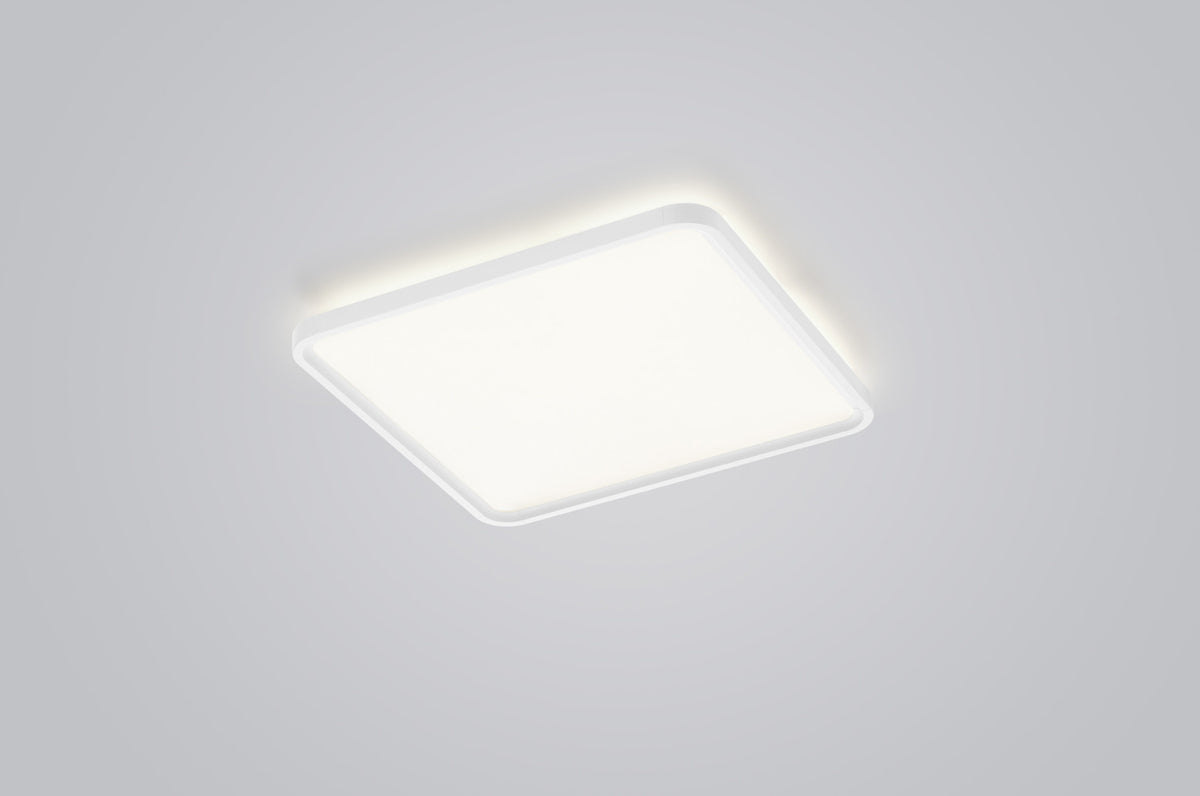 Gros plan du luminaire montrant le bord lumineux périphérique et la surface diffuse