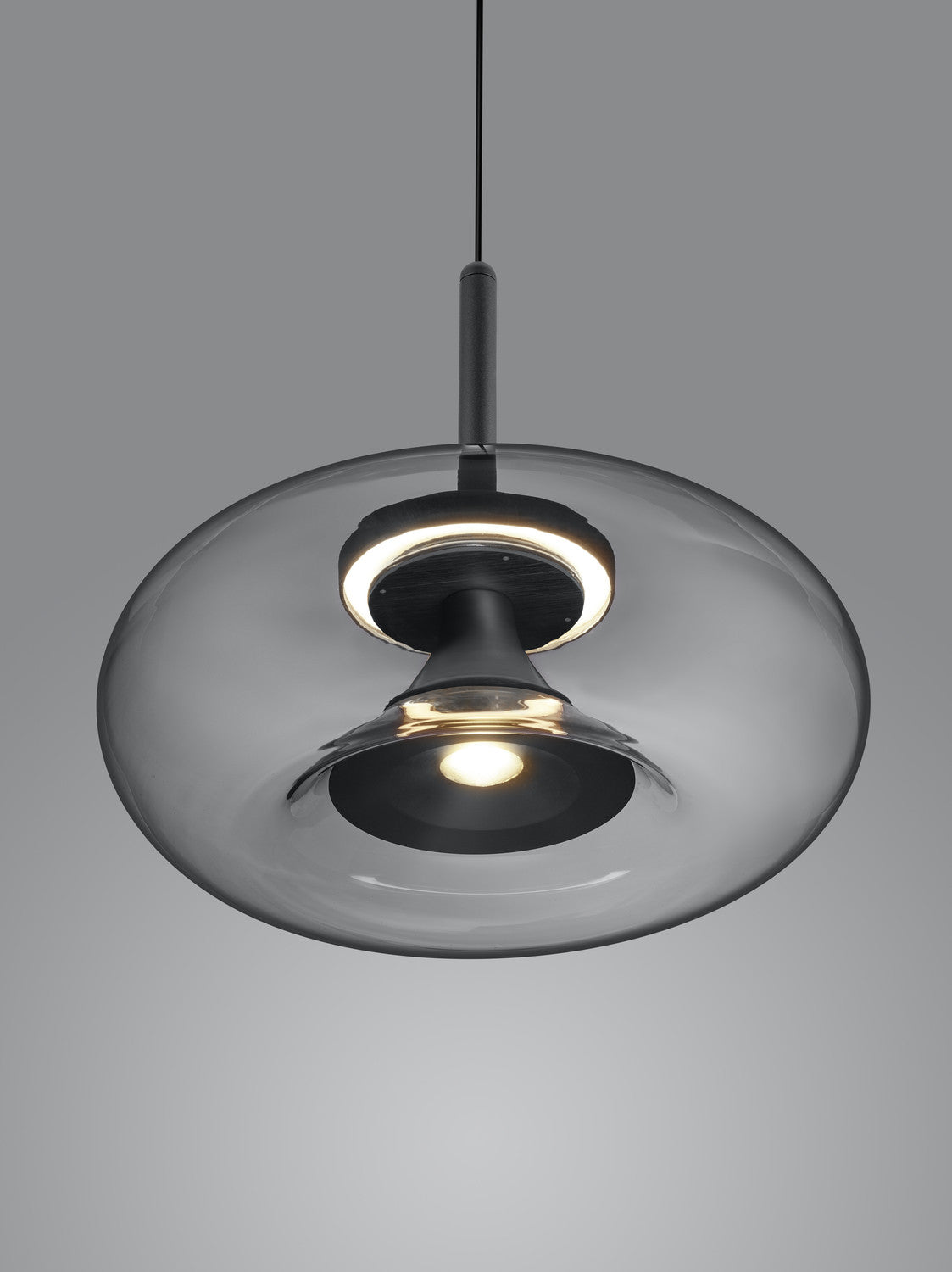 Détail du diffuseur en verre fumé et de la source lumineuse annulaire allumée