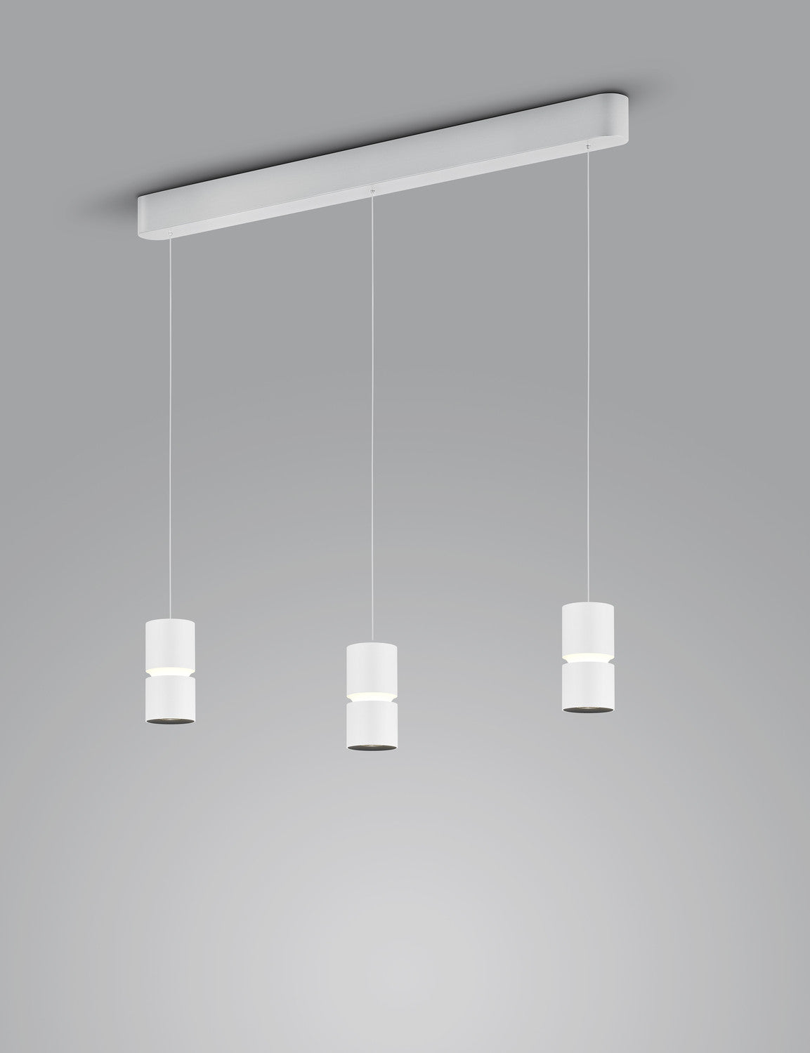 Suspension blanche à trois cylindres suspendus sous une barre rectangulaire fixée au plafond