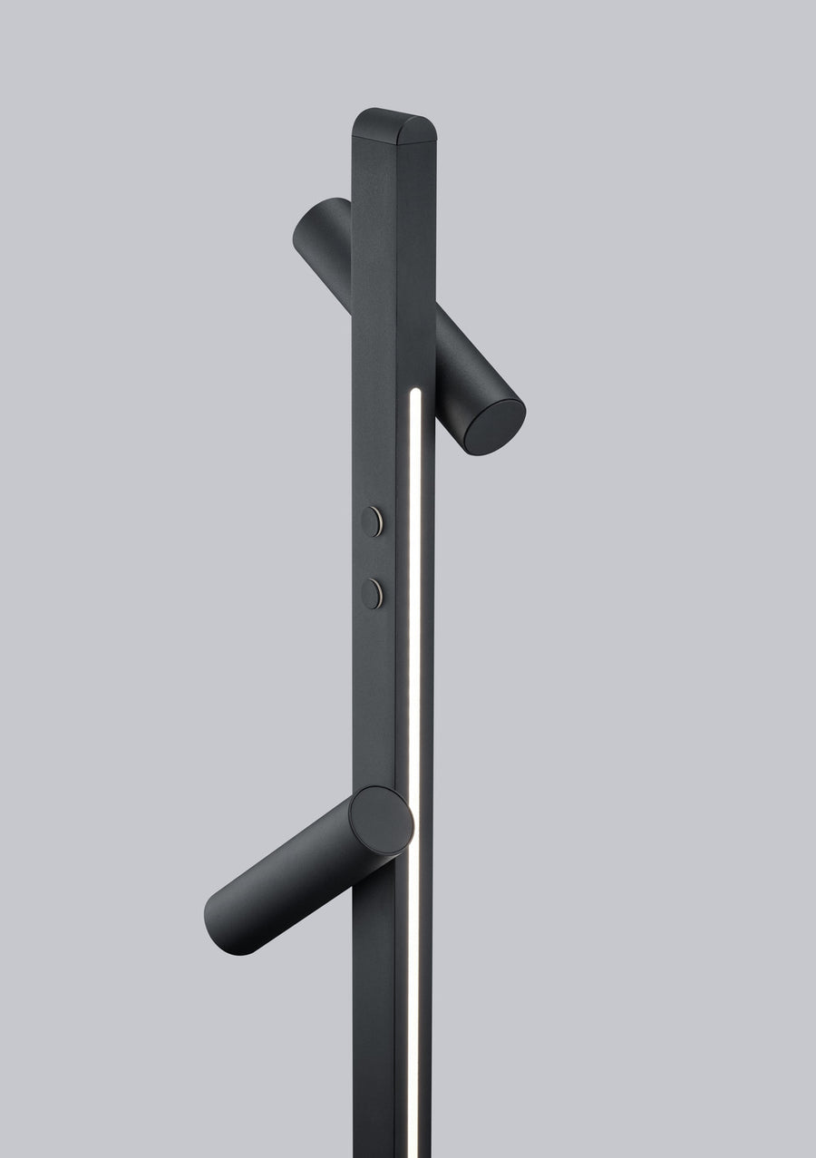 Gros plan du sommet, ruban LED vertical et deux projecteurs cylindriques pivotants