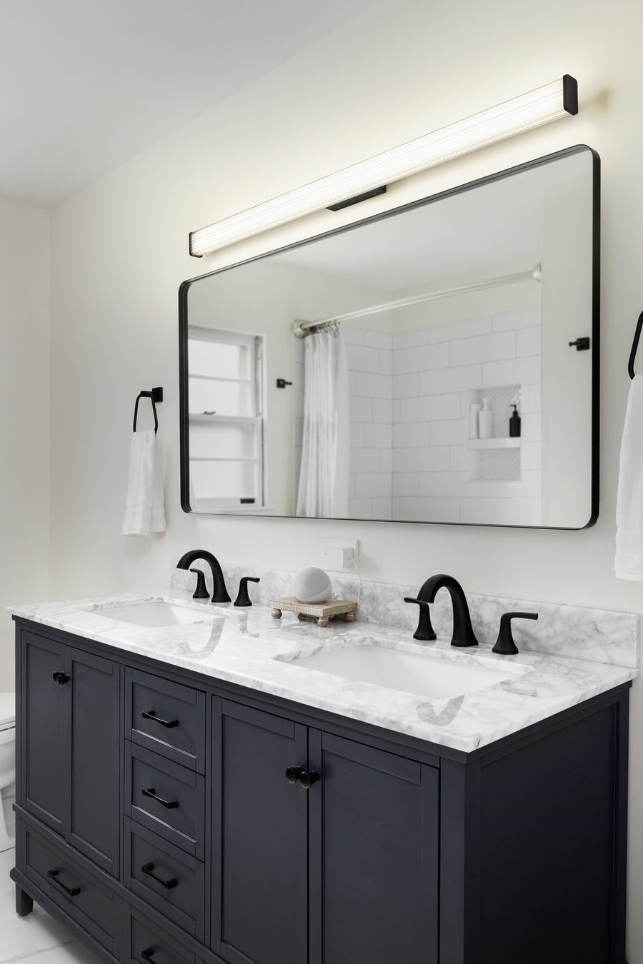 Vue d'ensemble de la salle de bain avec double vasque et grand miroir