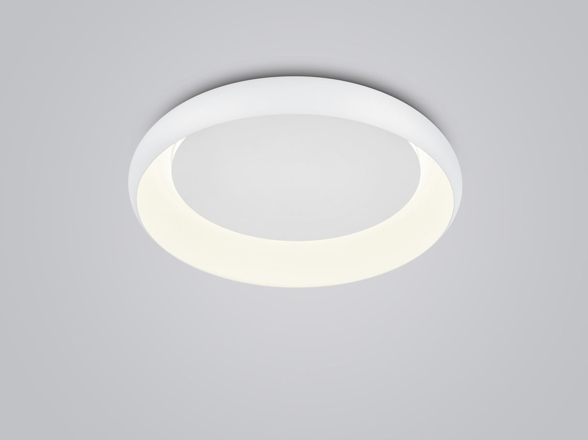 Plafonnier rond blanc allumé, vu de biais, anneau lumineux sur fond gris