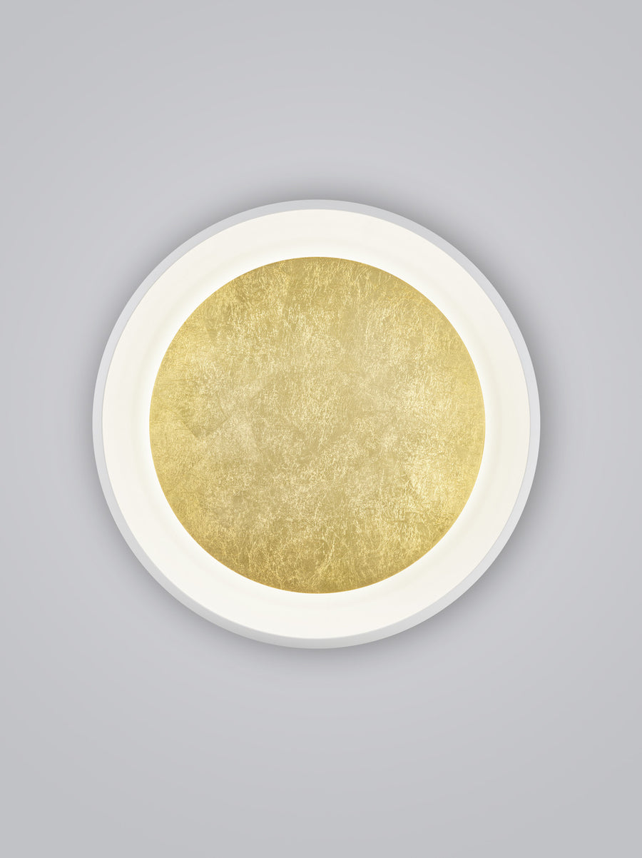 Vue de face du plafonnier rond, anneau blanc et disque doré effet feuille