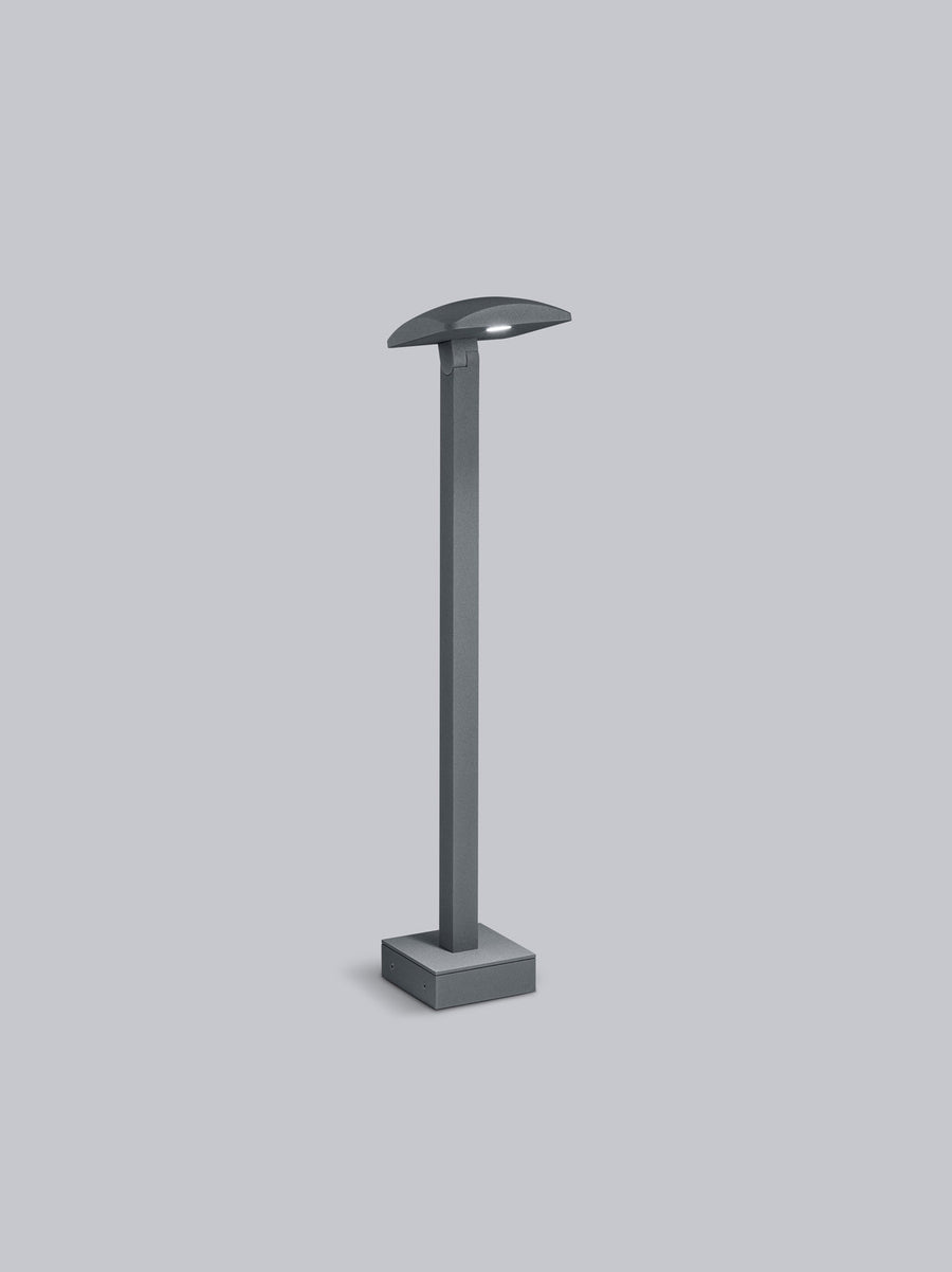 Présentation du luminaire extérieur anthracite, mât rectangulaire et diffuseur orientable en partie haute.