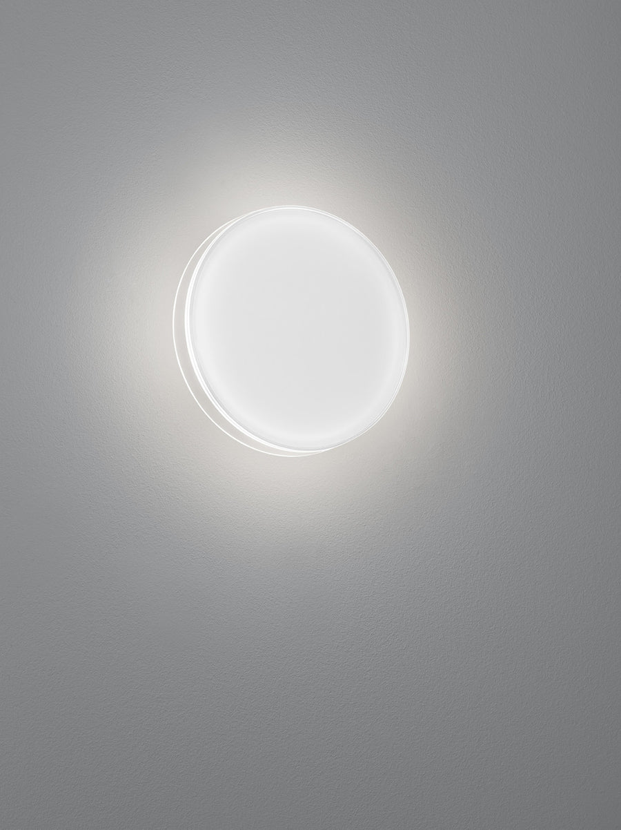 Gros plan de l applique circulaire blanche, halo lumineux diffus sur le mur