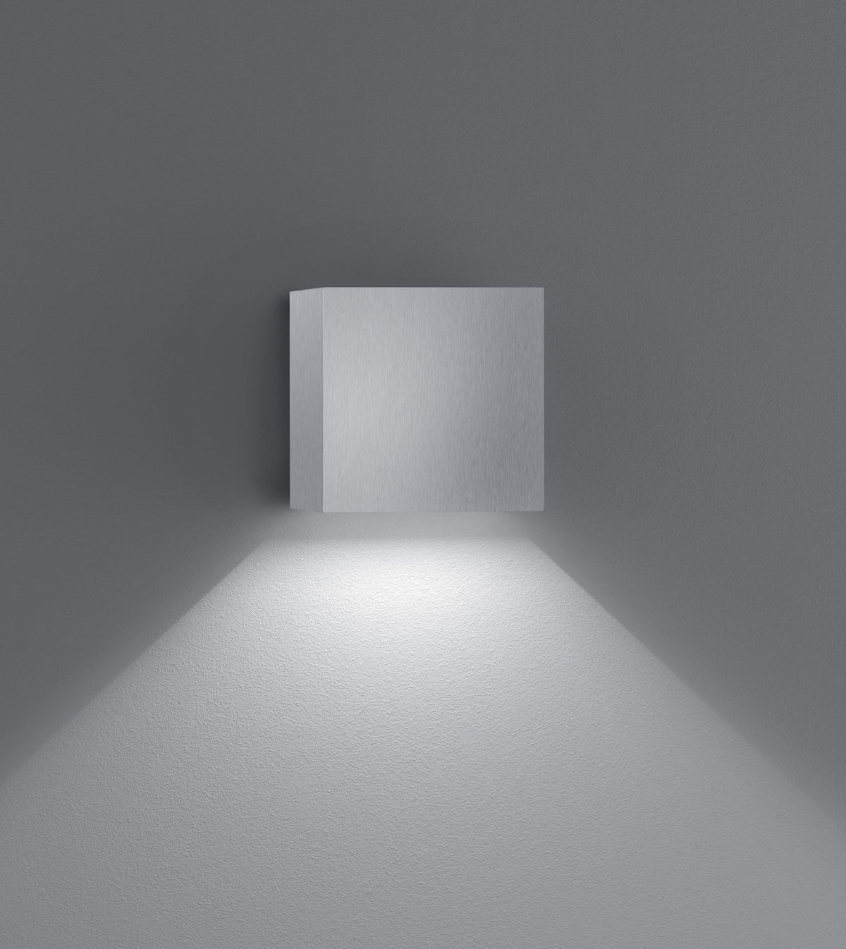 Produit seul de face sur fond gris clair, faisceau lumineux projeté vers le sol
