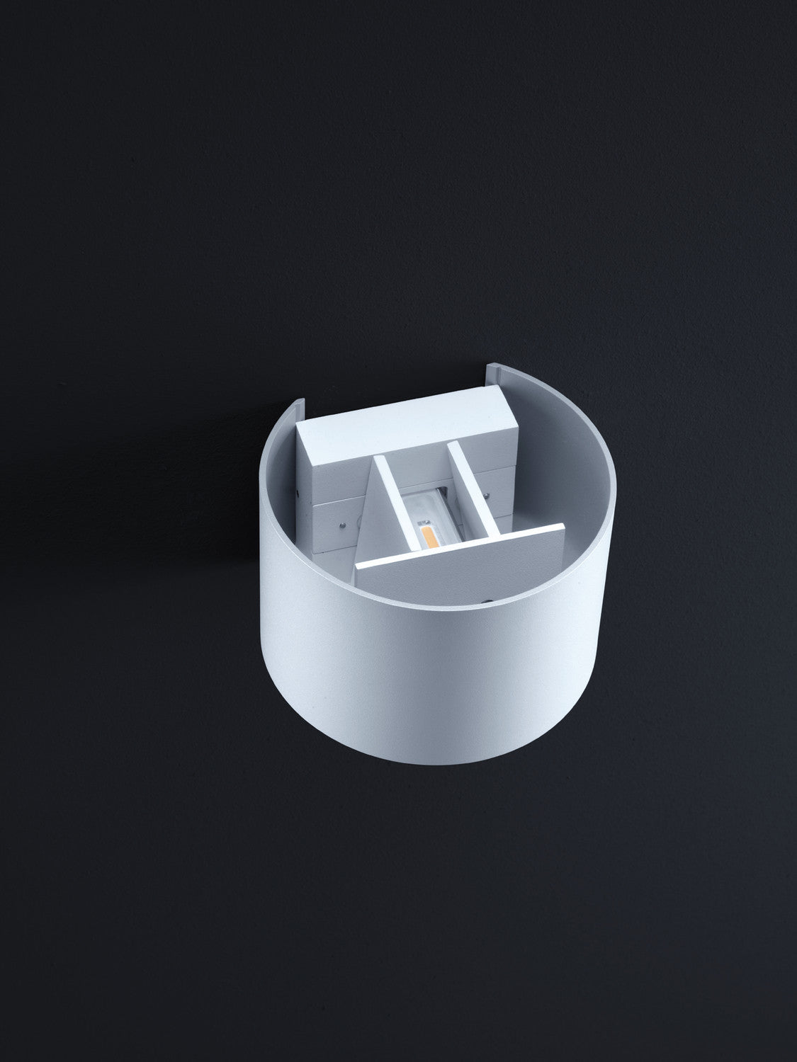 Détail du corps demi-cylindre blanc et du module LED interne avec dissipateur