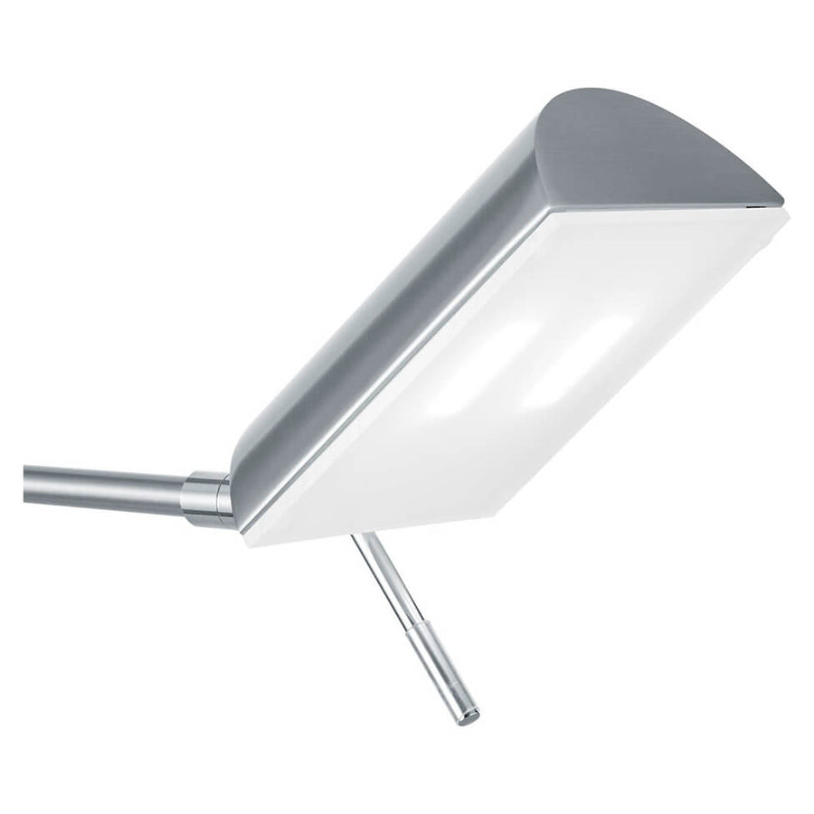 Détail du réflecteur blanc et de la finition nickel brossé de la tête.