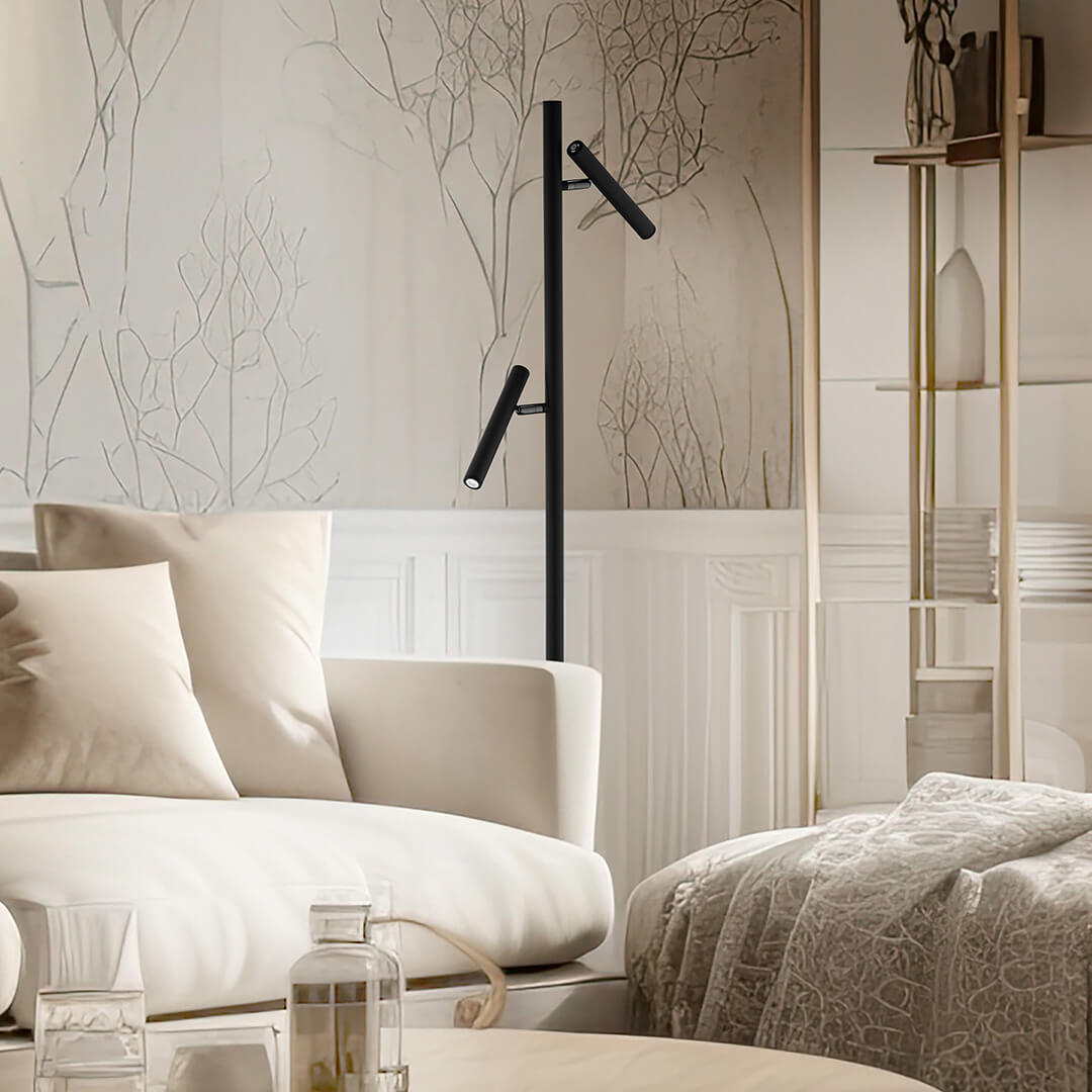Lampadaire noir installé près d'un canapé blanc dans un intérieur contemporain décoré.