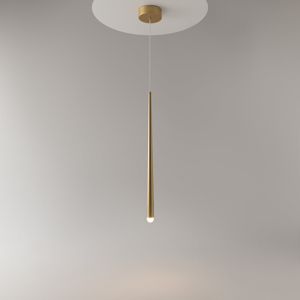 Luminaire suspendu installé au plafond, éclairage allumé diffusant une lueur chaude