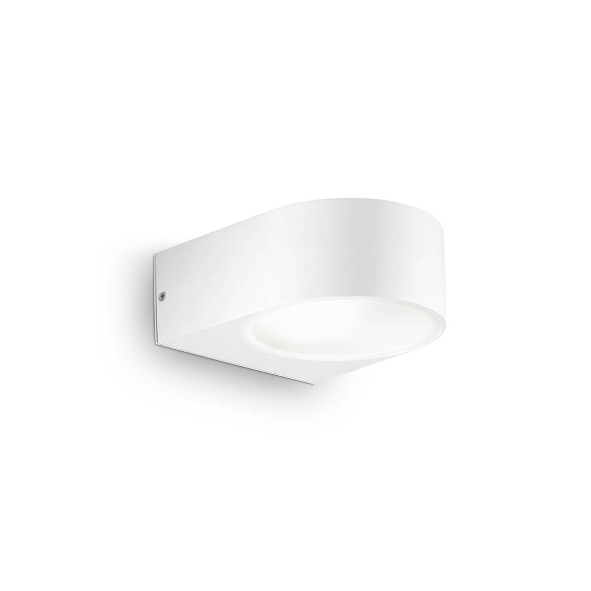 Produit blanc vu de trois quarts, applique murale avec diffuseur circulaire orienté vers le bas.