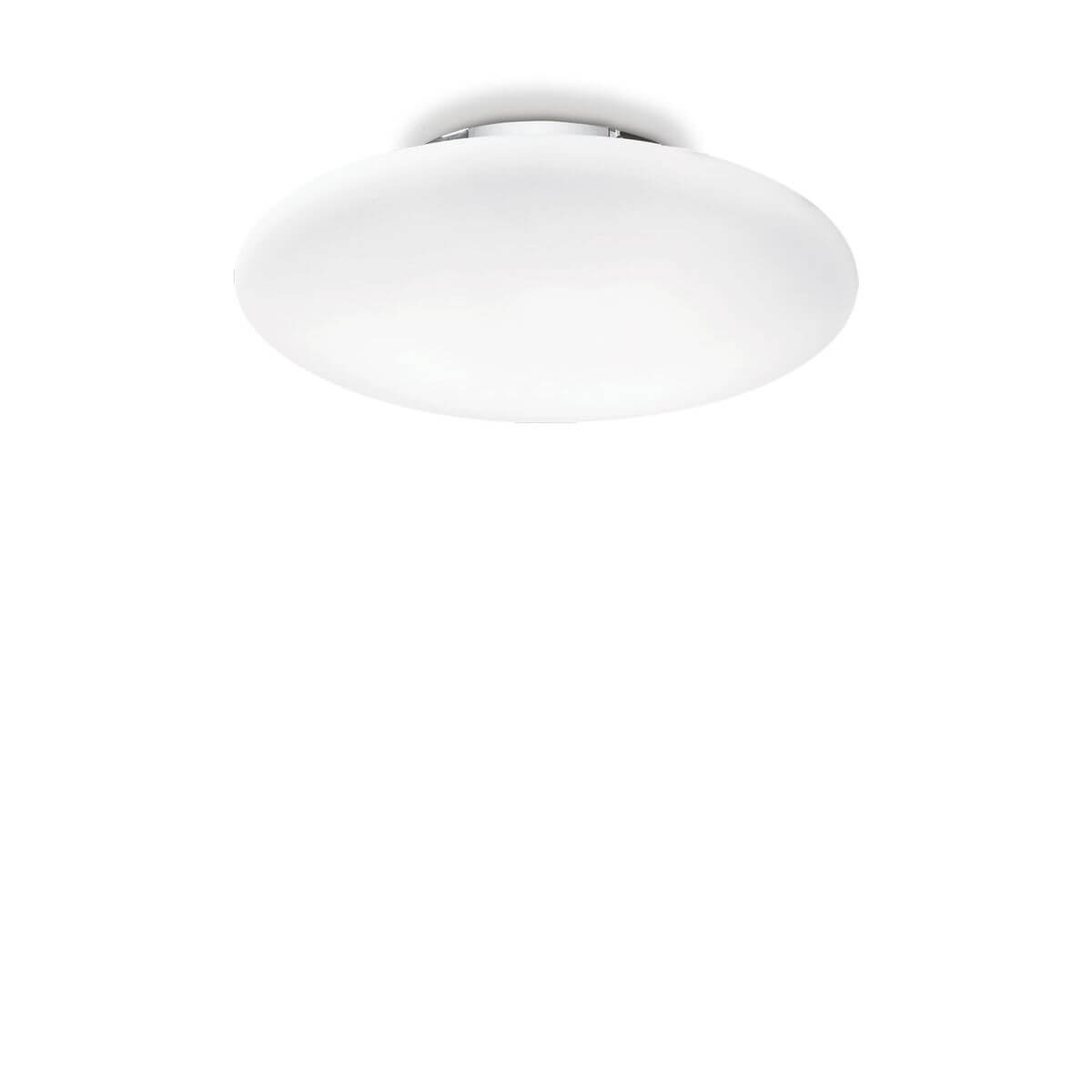 Plafonnier rond en verre opalin blanc photographié de trois quarts sur fond blanc