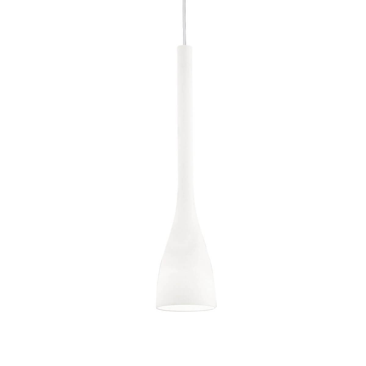 Suspension blanche en verre opalin vue de face, silhouette fine et évasée sur fond blanc