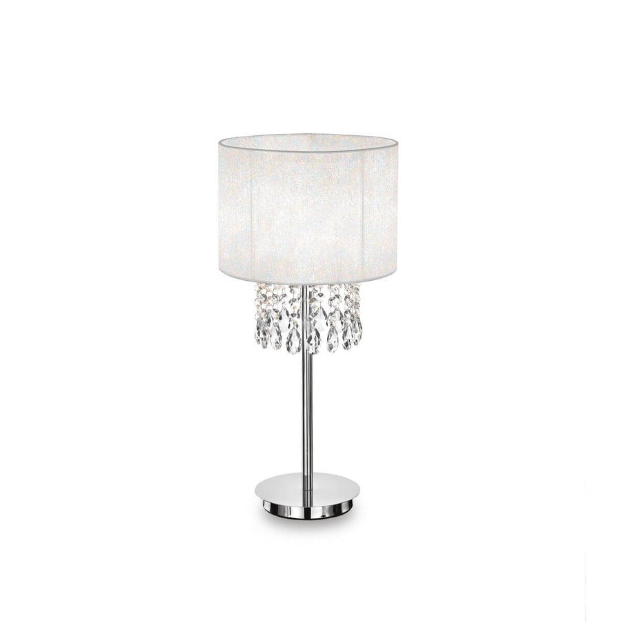 Lampe à poser de face, abat-jour blanc cylindrique et pampilles en cristal.