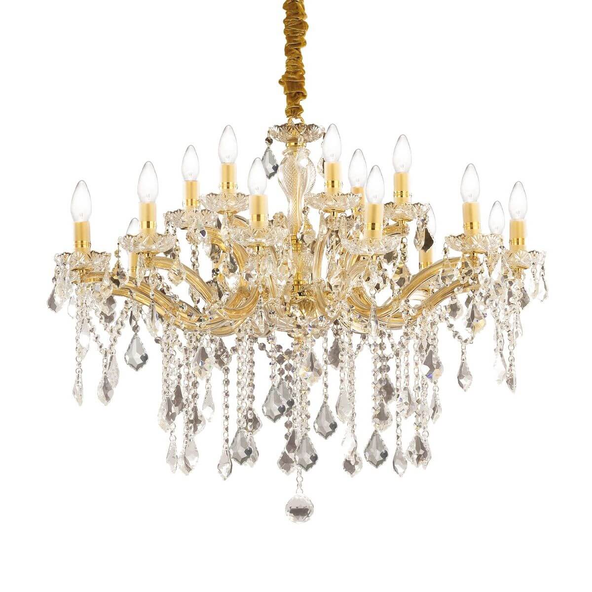 Suspension dorée à dix-huit lumières avec pendeloques en cristal sur fond blanc