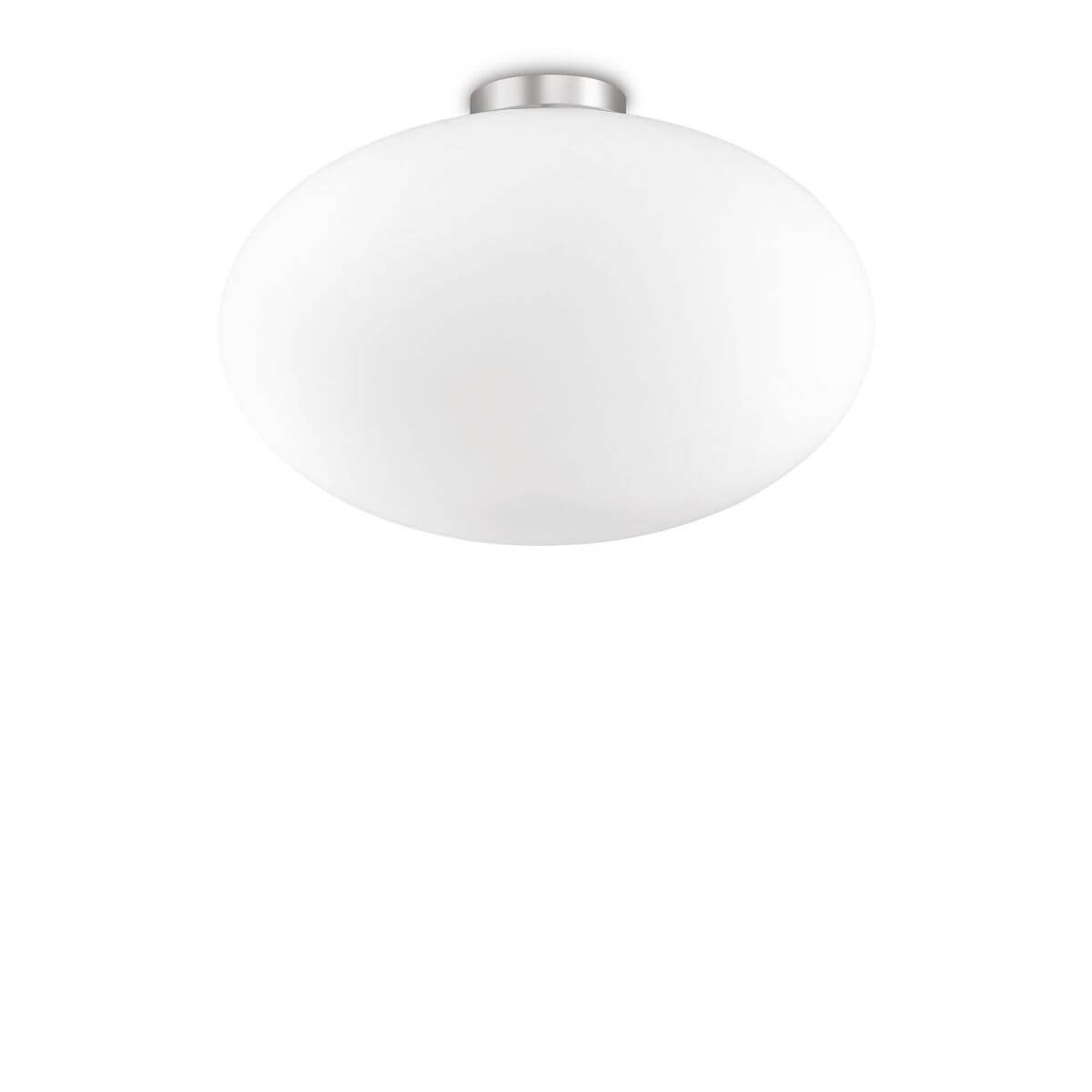 Vue de face du plafonnier blanc en verre opalin, embase métallique brossée sur fond blanc.